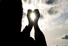 希望无碍，记者：维尼修斯因身体不适缺席了皇马今日合练.